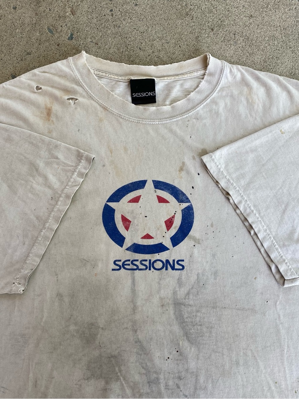 2000s Y2k Sessions Snowboard Distressed Tee Shirt